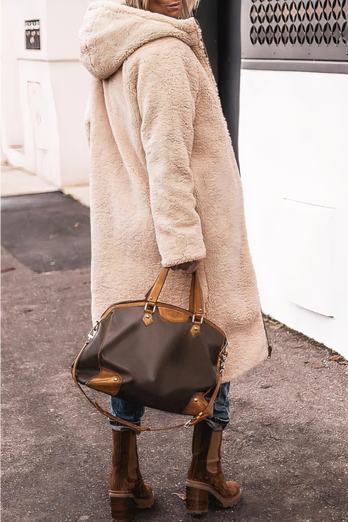 Długi Zimowy Płaszcz Pikowany z Kapturem Sherpa (Damski)