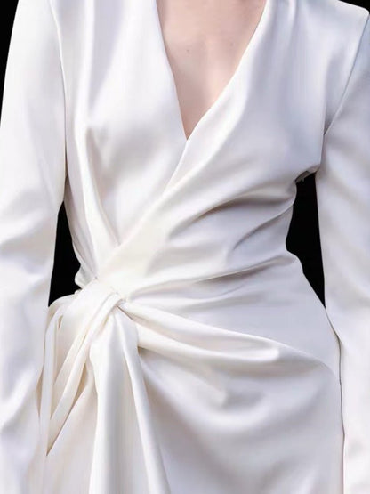 Damska Letnia Mini Dopasowana Sukienka z Dekoltem V Długi Rękaw